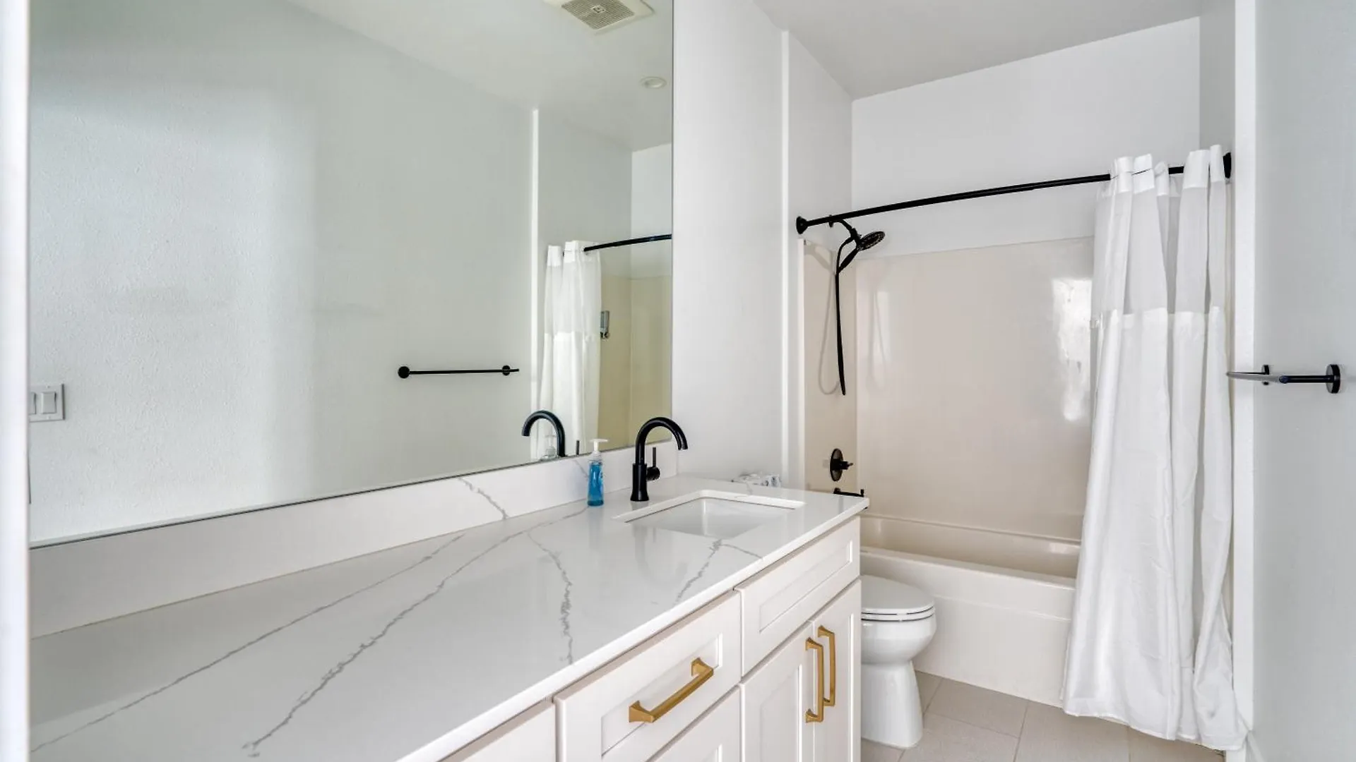 Stay Portland - Exclusive Entire Floor & Instaworthy Local Art Apartment