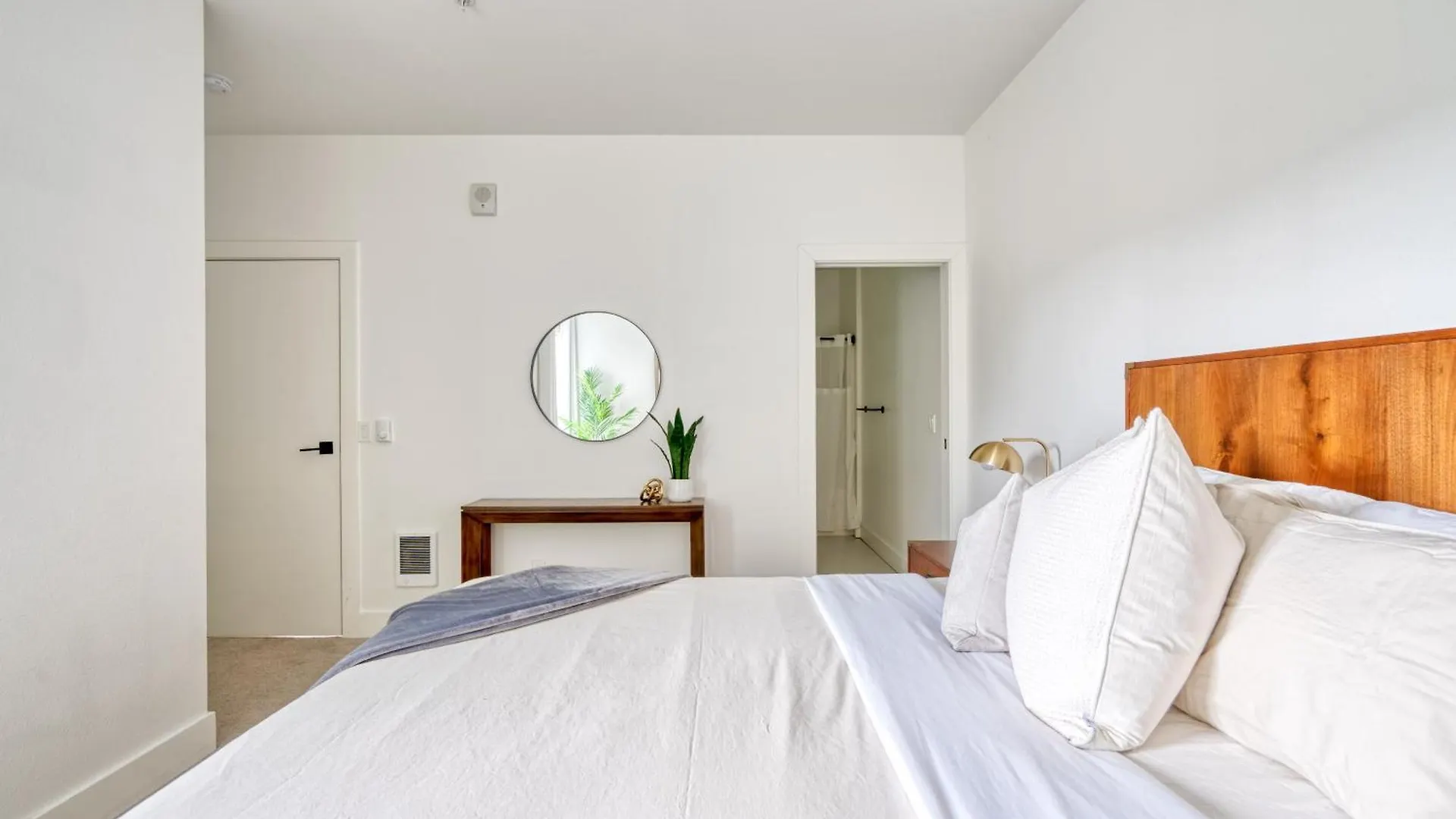 Stay Portland - Exclusive Entire Floor & Instaworthy Local Art Apartment