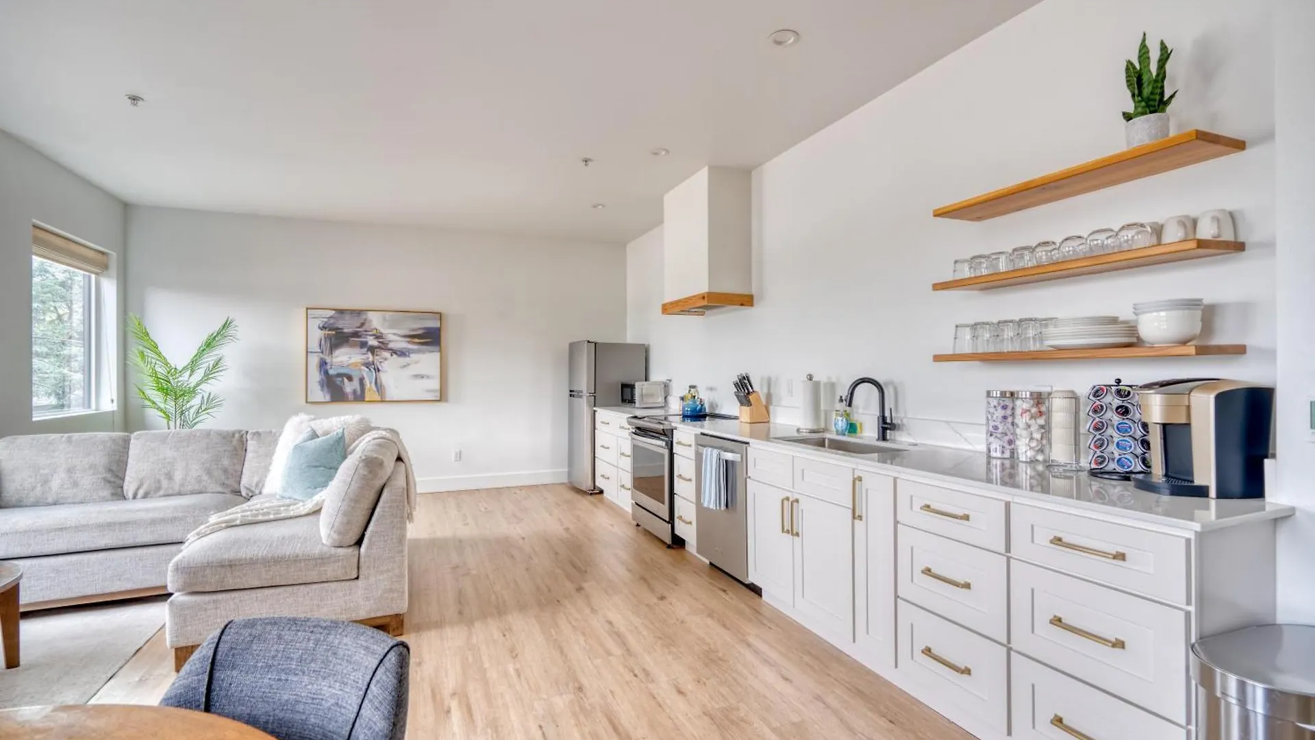 Apartment Stay Portland - Exclusive Entire Floor & Instaworthy Local Art